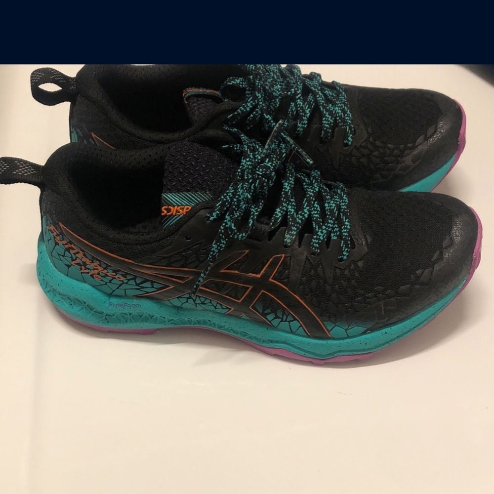 New size 6 woman’s ASICS shoe